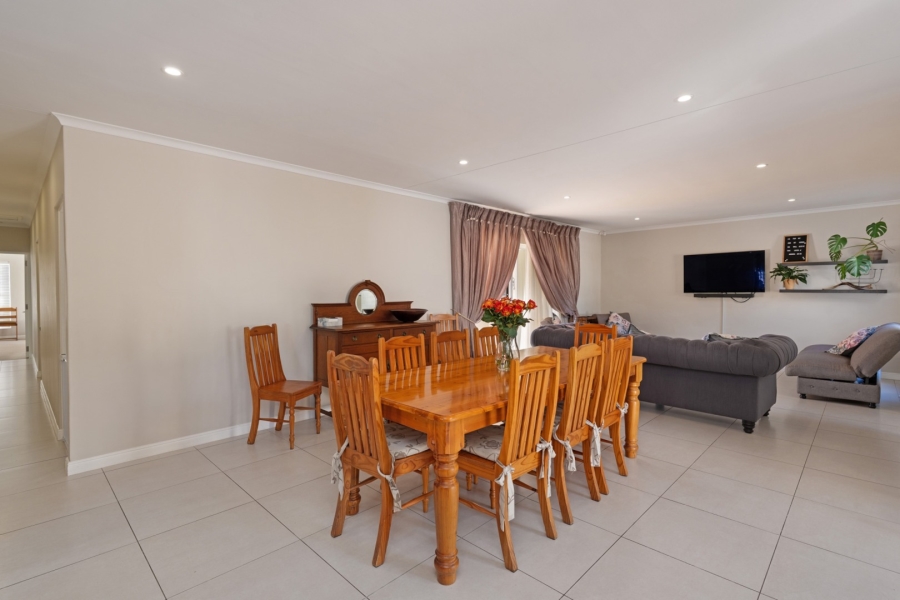 4 Bedroom Property for Sale in Sunningdale Western Cape